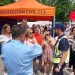 La alcaldesa de Burgos, Cristina Ayala, conversa con un agente de Protección Civil durante la celebración