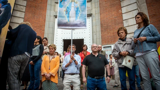 Concentración para rezar el rosario a las puertas de una iglesia en Ferraz en la jornada de reflexión del 9J