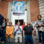 Concentración para rezar el rosario a las puertas de una iglesia en Ferraz en la jornada de reflexión del 9J