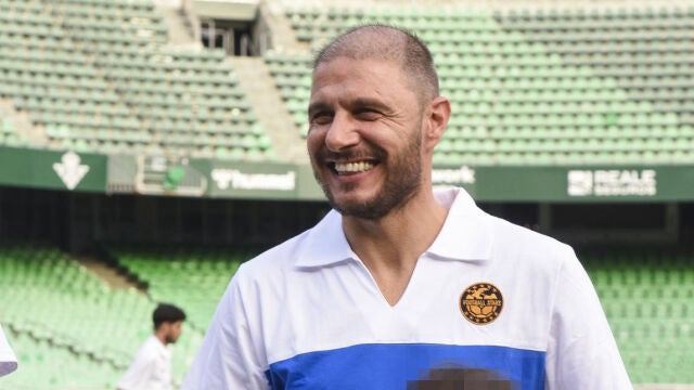 Joaquín Sánchez con nuevo look durante el partido benéfico