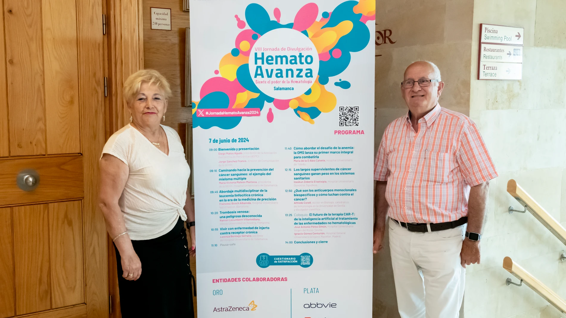 SALAMANCA, 08/06/2024.- Lorenza Bermejo y su marido Felipe posan junto a un cartel de laVIII Jornada de Divulgación "HematoAvanza", organizada por la Sociedad Española de Hematología y Hemoterapia (SEHH). La mitad de los pacientes que se someten a un trasplante de médula ósea de donante desarrollan la Enfermedad de Injerto Contra Receptor (EICR), y es lo que le pasó a Lorenza cuando recibió las células de su hermano para tratarse una leucemia. Lo ha pasado "fatal" pero, a sus 71 años, esta co...