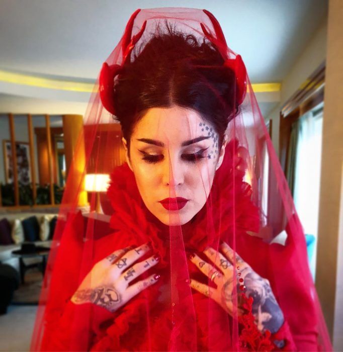 Kat Von D el día de su boda con su vestido en rojo