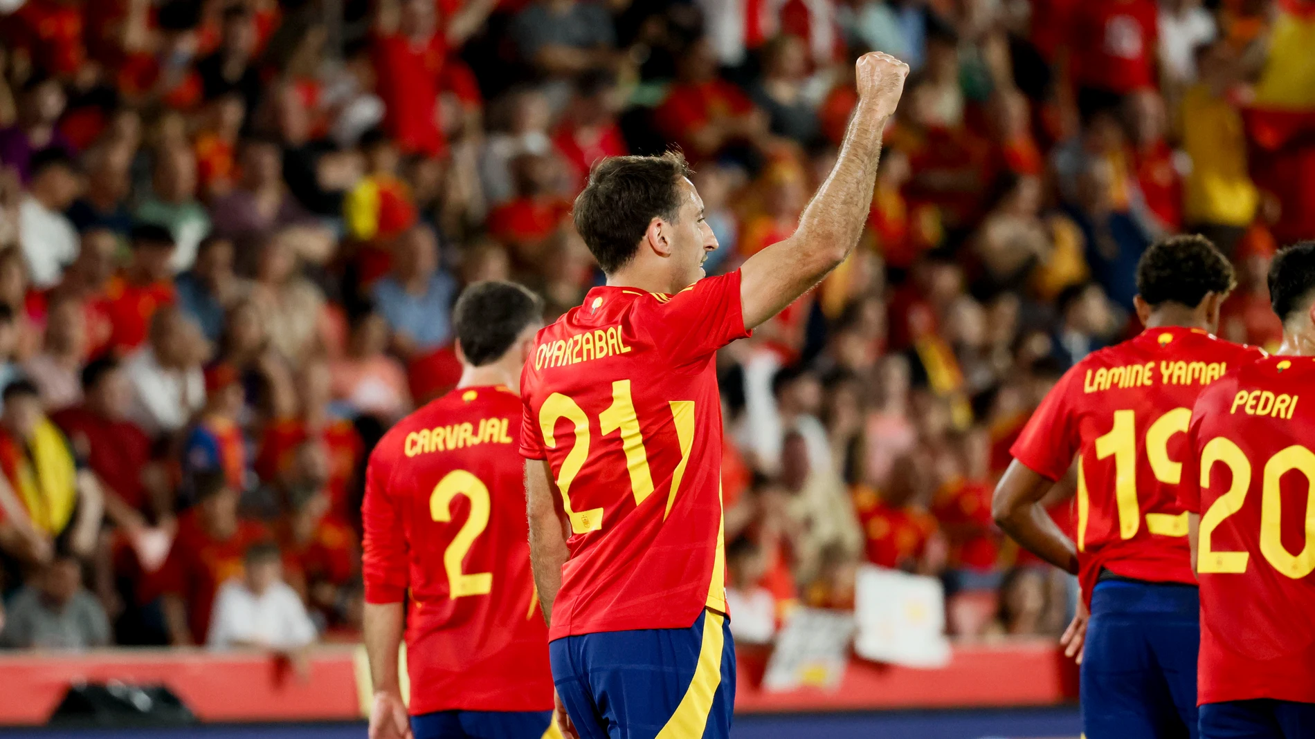 PALMA DE MALLORCA, 08/06/2024.- El delantero de la selección española Mikel Oyarzabal celebra tras marcar el 5-1 ante Irlanda del Norte, durante el partido amistoso de fútbol disputado este sábado en el estadio de Son Moix. EFE/Cati Cladera
