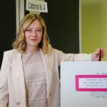 La primera ministra italiana, Giorgia Meloni, vota en las elecciones europeas