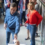 Pedro Sánchez vota para las elecciones elecciones europeas de 2024