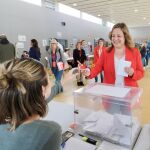 La candidata del PSOE al Parlamento Europeo Iratxe García vota en la jornada electoral de Elecciones Europeas