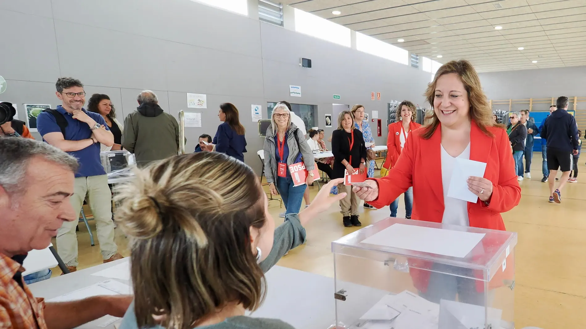 La candidata del PSOE al Parlamento Europeo Iratxe García vota en la jornada electoral de Elecciones Europeas