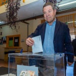 Emiliano García-Page vota en las elecciones europeas en Toledo 
