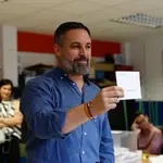 Santiago Abascal vota en Madrid