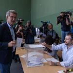 El presidente del PP, Alberto Núñez Feijóo, vota en el Colegio Ramiro de Maeztu de Madrid