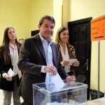El presidente del PP y la Junta de Castilla y León, Alfonso Fernández Mañueco, vota en Salamanca junto a su familia