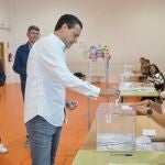 El candidato del PP al Parlamento Europeo Raúl de la Hoz vota en la jornada electoral de Elecciones Europeas