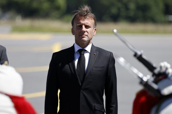 Limoges (France), 10/06/2024.- French President Emmanuel Macron stand in respect during the departure ceremony for the German president at the Bellegarde airport in Limoges, France, 10 June 2024, after attending the 80th anniversary of the massacre of 643 persons by Nazi German forces in Oradour-sur-Glane. On 10 June 1944, just four days after the Allied forces landed on the Normandy coast on D-Day, 643 inhabitants, including 247 children, were massacred in the village of Oradour-sur-Glane in southwestern France, by German Waffen-SS soldiers belonging to the 2nd SS Panzer Division 'Das Reich'. (Francia, Normandía) EFE/EPA/LUDOVIC MARIN / POOL MAXPPP OUT