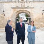 Rocío Lucas junto a los rectores Antonio Largo y Manuel Pérez Mateos