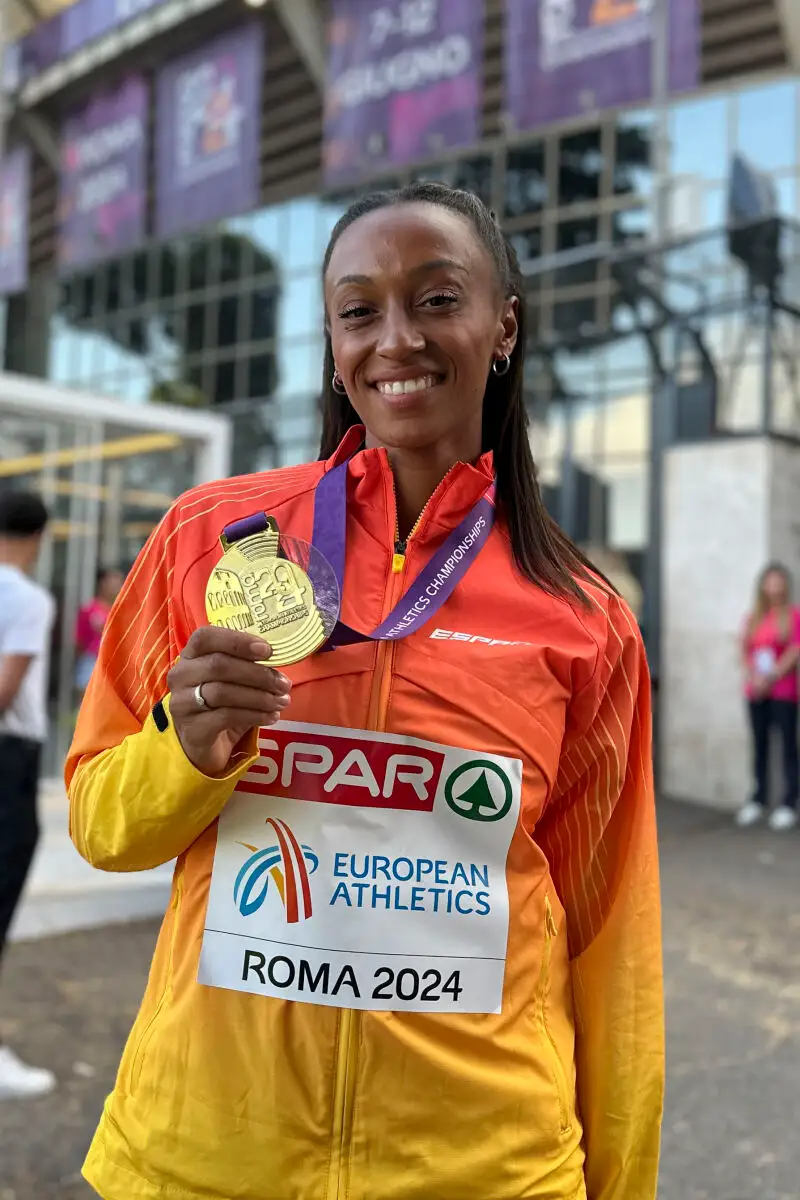 Ana Peleteiro recibe su medalla de oro en Triple Salto