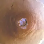 La escarcha en Olympus Mons sombreada en azul.
