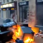 Contenedores de basura quemados en Francia en protesta por el avance del partido de Le Pen