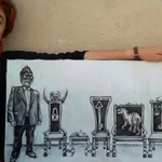 La humorista gráfica Atena Farghadani junto a uno de sus dibujos