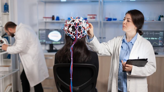 Un electroencefalograma que mide la actividad eléctrica en el cerebro