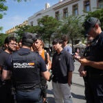Protesta ante el rectorado de la Universidad de Sevilla por el desalojo policial de los estudiantes pro Gaza
