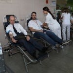 El Caupa y el Centro de Hemoterapia de Castilla y León organizan un maratón de donación de sangre en el vestíbulo del Hospital Río Carrión de Palencia,en la imagen el viceconsejero de Asistencia Sanitaria, Planificación y Resultados en Salud, Jesús García-Cruces Méndez(i) donando