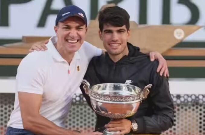 Juanjo López y Carlos Alcaraz, con la Copa de los Mosqueteros tras ganar Roland Garros
