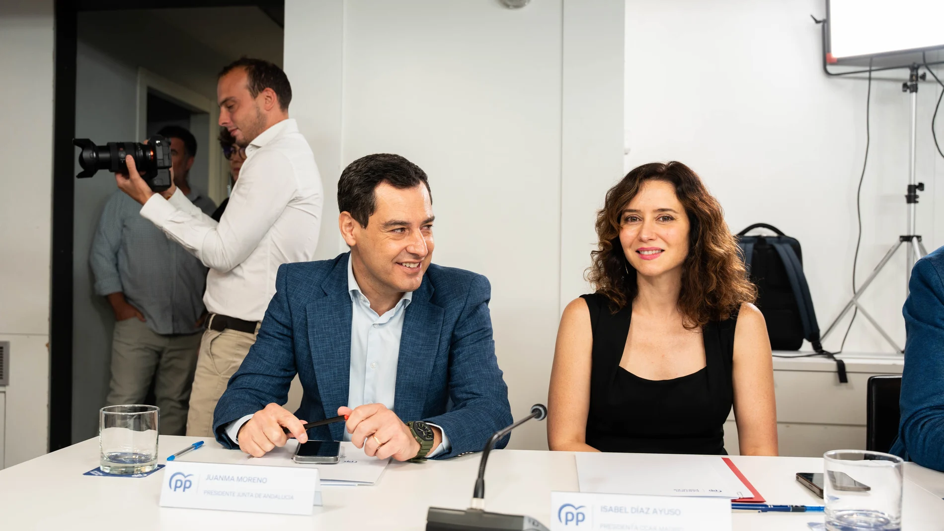 El presidente de la Junta de Andalucía, Juanma Moreno y la presidenta de la Comunidad de Madrid, Isabel Díaz Ayuso, durante la reunión del Comité Ejecutivo Nacional, en la sede del PP, a 11 de junio de 2024, en Madrid (España). El comité se ha convocado para analizar los resultados de las elecciones europeas, que, según el partido confirman el "fin de ciclo" político de Pedro Sánchez. El PP obtuvo 22 escaños y el 34% de los votos, pasando de estar doce puntos porcentuales por debajo del PSOE ...