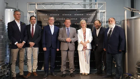 González Gago y Dueñas junto a los propietarios de Bodegas Díscolo y el periodista Javier Pérez Andrés