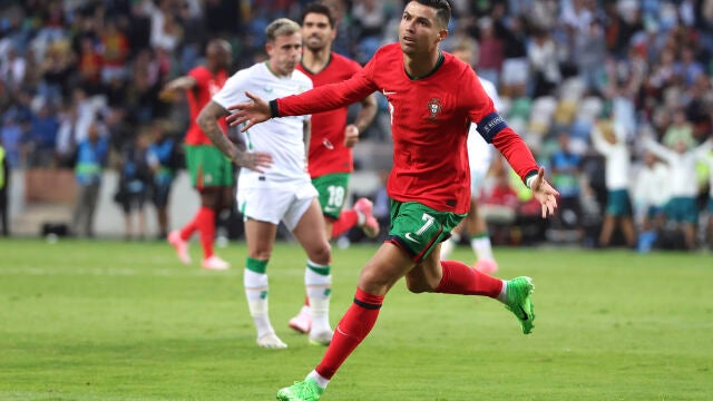Cristiano marcó dos goles en el amistoso entre Portugal e Irlanda