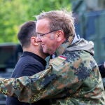 Boris Pistorius, el ministro de Defensa alemán, abraza al presidente de Ucrania, Volodimir Zelenski