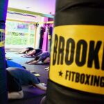Brooklyn Fitboxing es una cadena de centros deportivos que combina movimientos de boxeo y kickboxing al ritmo de la música. 