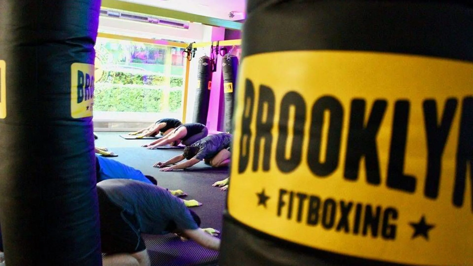 Brooklyn Fitboxing es una cadena de centros deportivos que combina movimientos de boxeo y kickboxing al ritmo de la música.