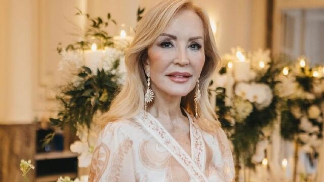 Carmen Lomana muy elegante con vestido estampado.