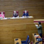 José Muñoz afea a la presidenta de Les Corts la lectura del artículo de la Constitución