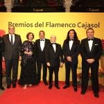 Autoridades y premiados posan en la gala de los Premios del Flamenco de Cajasol
