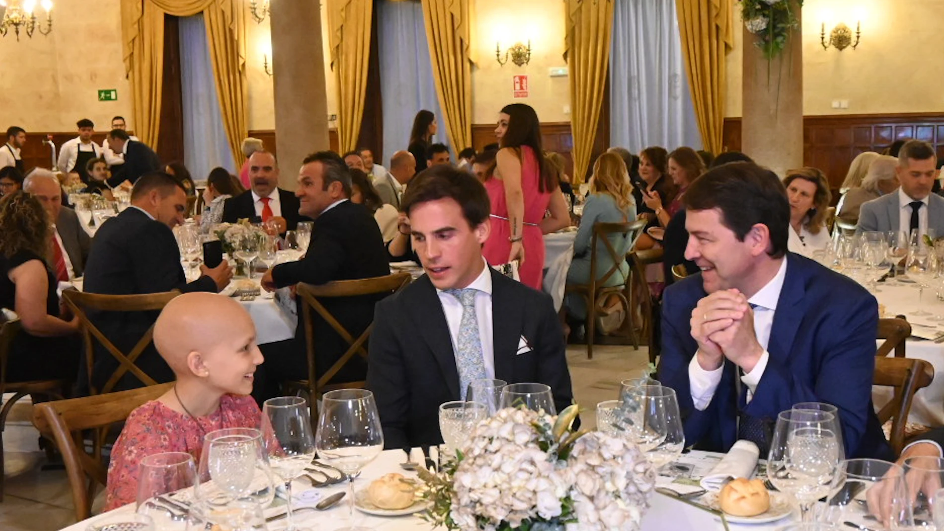 El presidente de la Junta, Alfonso Fernández Mañueco, asiste a la gala benéfica de "La Sonrisa de María"