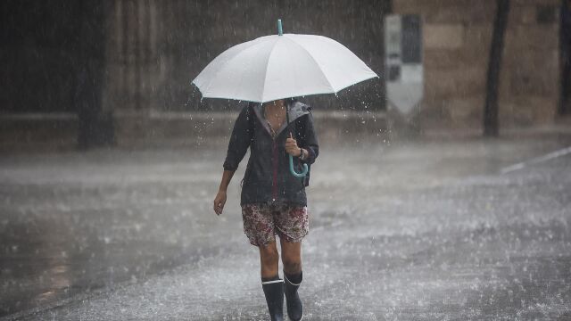 Catorce provincias tienen activos avisos por lluvias y tormentas