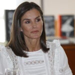 La Reina Letizia con blusa blanca.