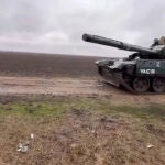 Rusia convierte un T-72AMT capturado a Ucrania en un tanque que se controla como un dron FPV.