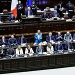 VÍDEO: Italia.- Un diputado de la Liga italiana golpea en la cabeza a otro del M5S en la Cámara de Diputados