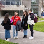 Estudiantes en el campus de la Universidad de Vigo 