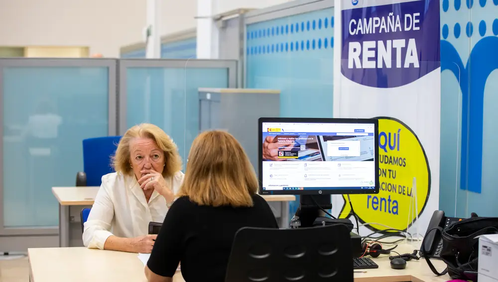 Ayuda a personas mayores a realizar la declaración de la Renta a través de la Agencia Tributaría de la Comunid