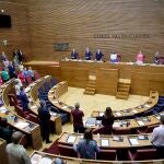 El Pleno de Les Corts debate dos proposiciones de ley de PP-Vox