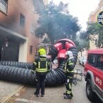 Bomberos actúan en un aparatoso incendio en el aparcamiento subterráneo de un edificio de viviendas de Pino Montano.
