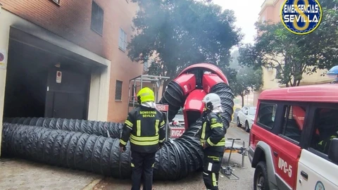 Bomberos actúan en un aparatoso incendio en el aparcamiento subterráneo de un edificio de viviendas de Pino Montano.