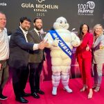  La consejera Carmen Conesa, el director del Instituto de Turismo, el jefe de cocina González Conejero, representantes de Michelin y la famosa mascota ‘Bibendum'
