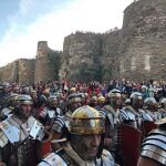 Las legiones romanas entrando en la ciudad. 