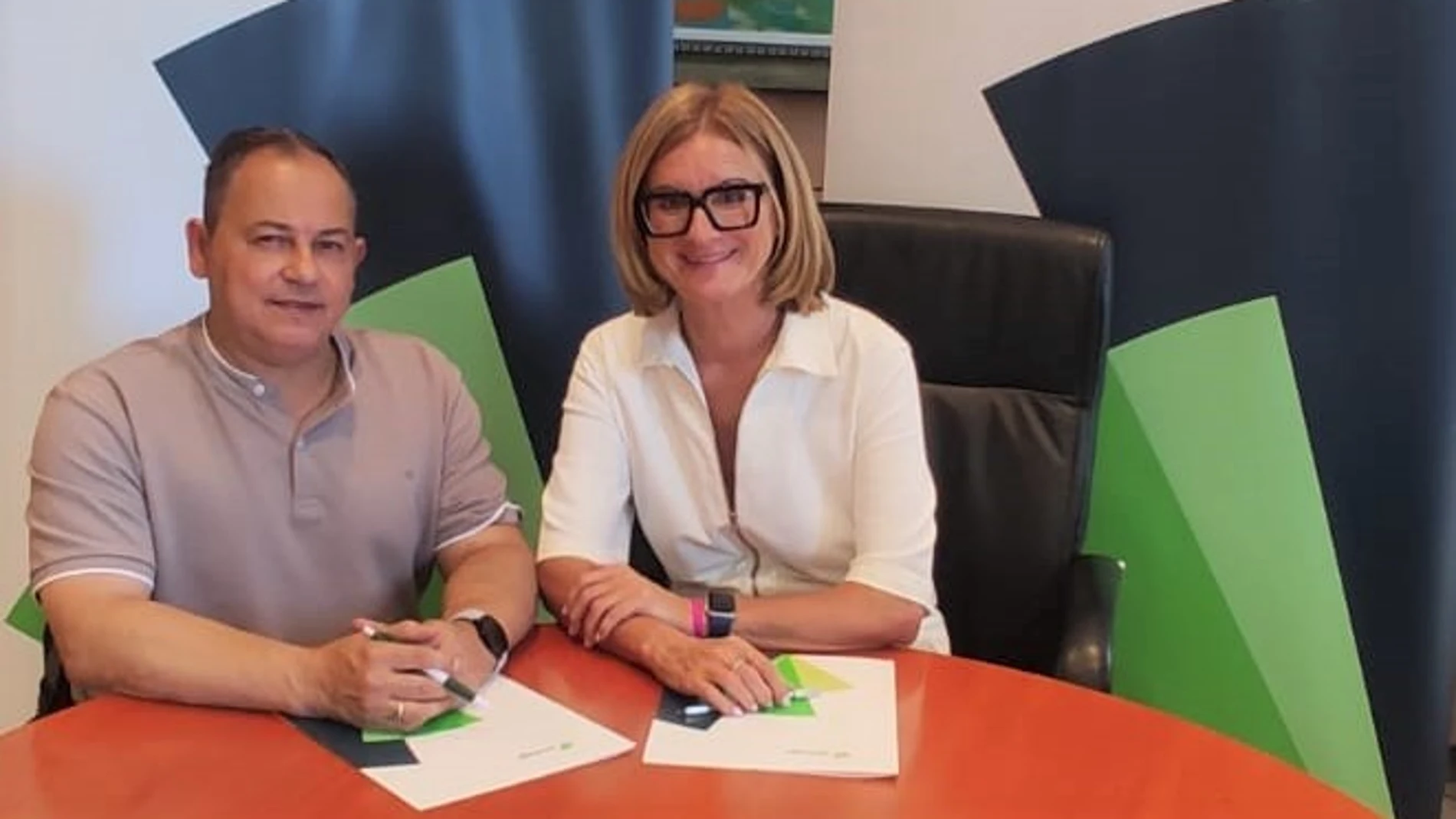 El convenio de patrocinio ha sido firmado por la directora de Relaciones con Grupos de Interés de Unicaja, María José Rivera, y por el presidente del Club de Baloncesto Silla de Ruedas Valladolid, José Antonio de Castro Blanco.
