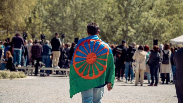 Una persona con una bandera gitana en uno de los actos conmemorativos del Día Internacional del Pueblo GItano