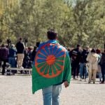 Una persona con una bandera gitana en uno de los actos conmemorativos del Día Internacional del Pueblo GItano